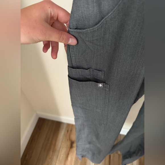 FIGS Gray Top and Pants with Tapered Legs and Elastic Waistband - Picture 5 of 7